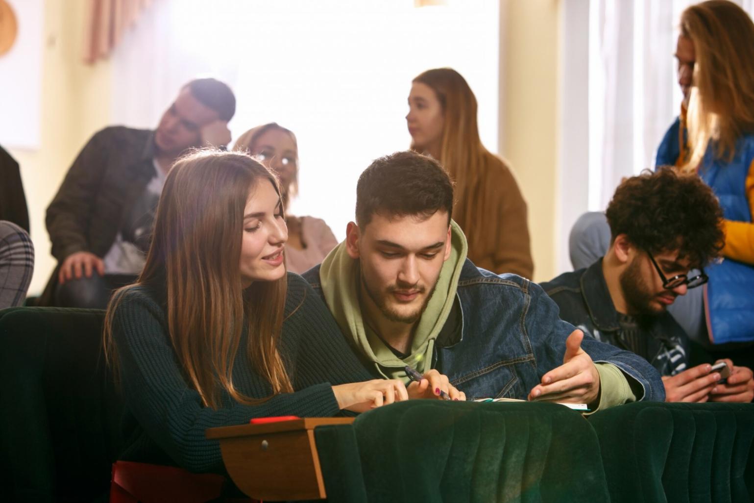 Groupe d'apprenants travaillant ensemble sur des analyses financières